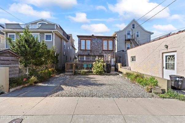 Exterior, Facade, Rowhouse