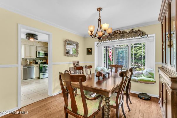 Chandelier, Dining room, Interior, Kitchen, Stainless Steel Appliances, Wood Texture Flooring