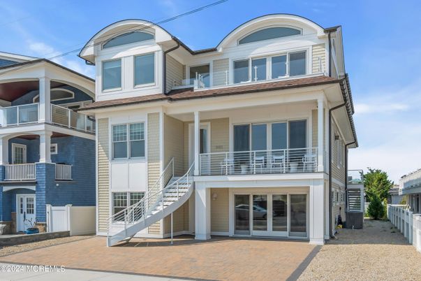 Exterior, Facade, Rowhouse