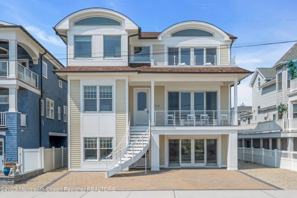 Exterior, Facade, Rowhouse