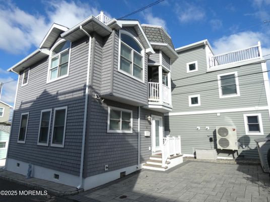Exterior, Facade, Rowhouse