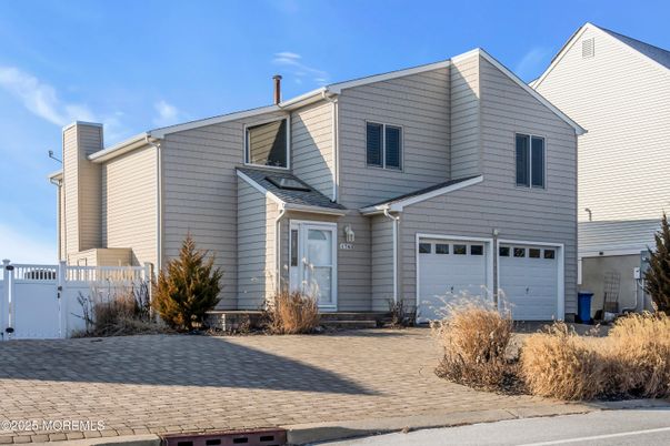 Attached, Exterior, Facade, Farmhouse
