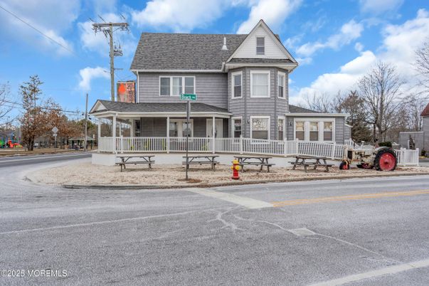 Exterior, Facade, Queen Anne Victorian