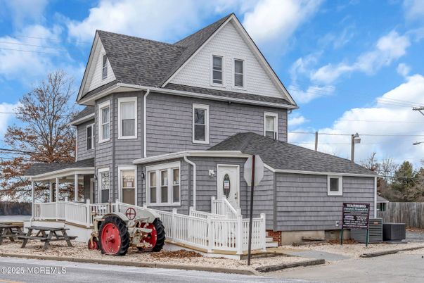 Exterior, Facade, Queen Anne Victorian