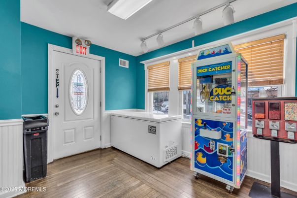 Interior, Washer, Wood Texture Flooring