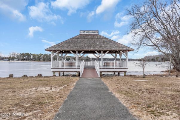 Exterior, Lake