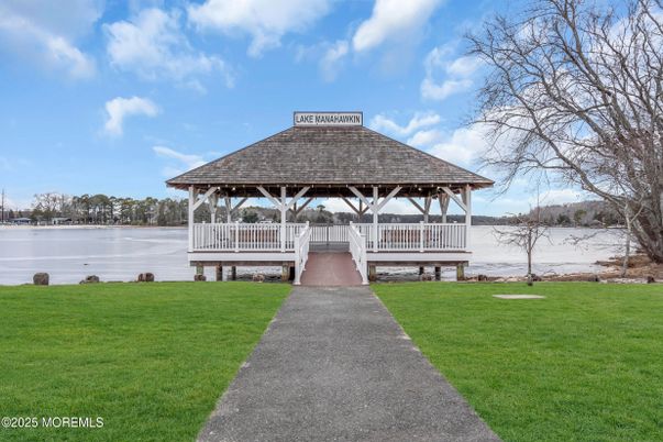 Exterior, Lake