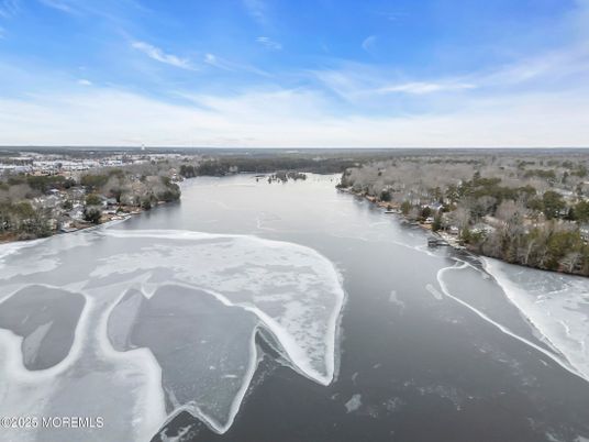 Exterior, Lake