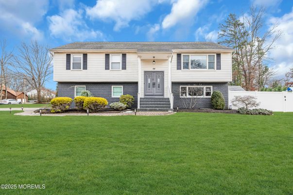 Exterior, Facade, Raised Ranch