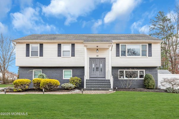 Exterior, Facade, Raised Ranch