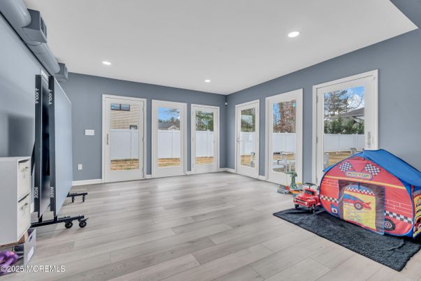 Fitness Equipment, Interior, Recessed Lighting, Wood Texture Flooring