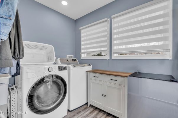 Interior, Recessed Lighting, Washer, Wood Texture Flooring