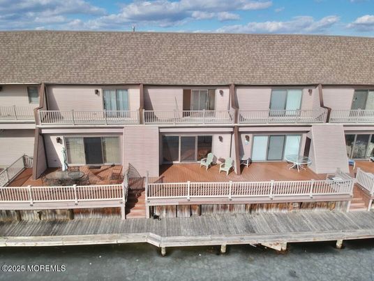 Exterior, Lake