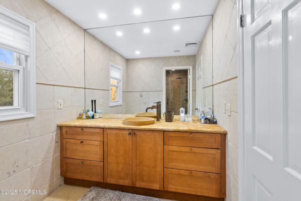 Bathroom, Dual Sink Vanities, Interior, Recessed Lighting