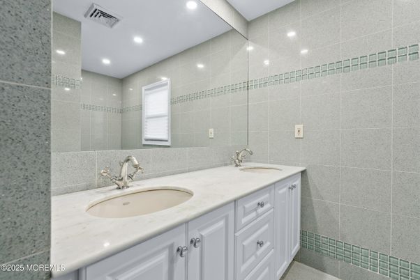 Bathroom, Dual Sink Vanities, Interior, Recessed Lighting