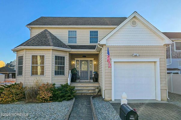 Attached, Exterior, Facade, American Craftsman