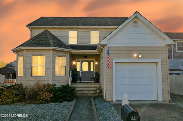 Attached, Exterior, Facade, American Craftsman