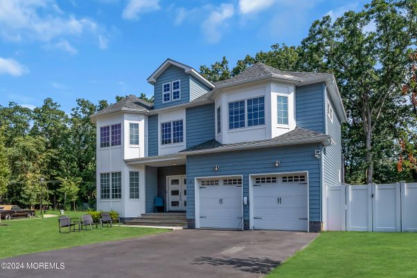 Attached, Exterior, Facade, Farmhouse