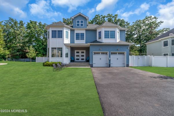 Attached, Exterior, Facade, Farmhouse
