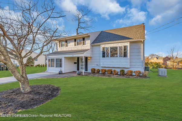 Backyard, Exterior, Facade, Split Level