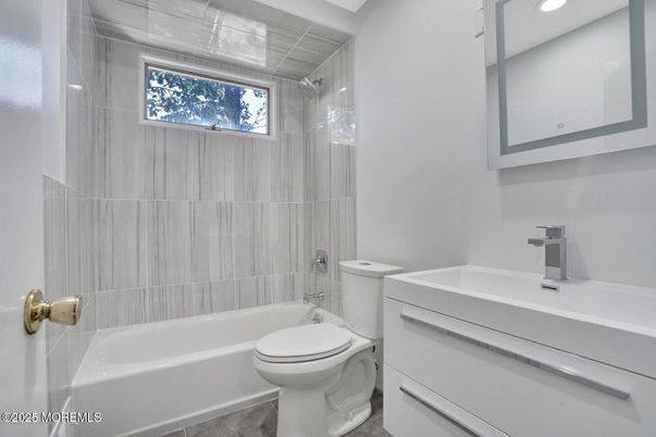 Bathroom, Interior, Recessed Lighting