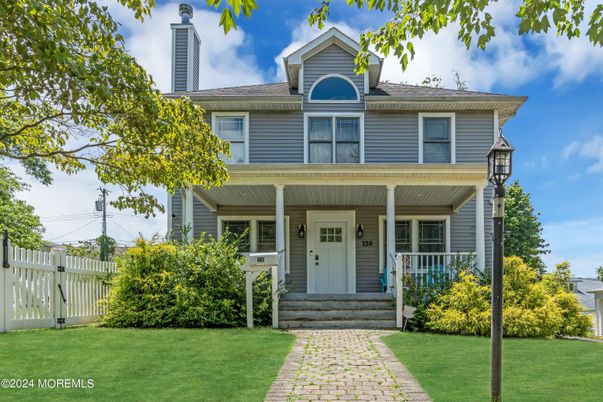 Exterior, Facade, American Foursquare