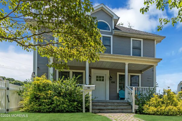 Exterior, Facade, American Foursquare