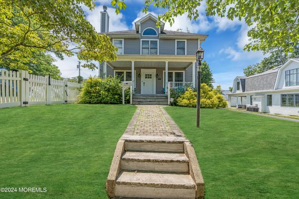 Exterior, Facade, American Foursquare