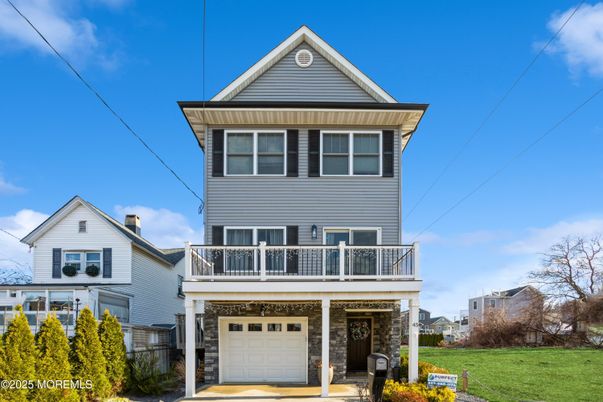 Attached, Exterior, Facade, Queen Anne Victorian