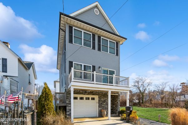 Attached, Exterior, Facade, Queen Anne Victorian