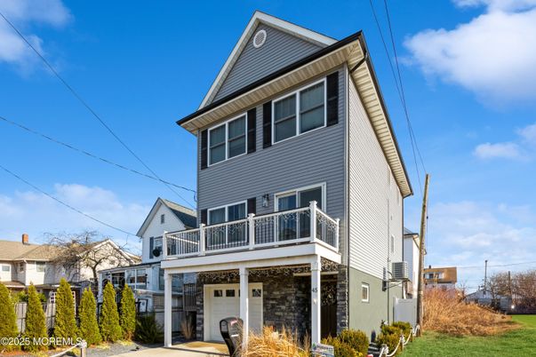 Exterior, Facade, Queen Anne Victorian