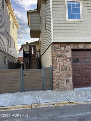 Attached, Exterior, Facade, Rowhouse