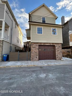 Attached, Exterior, Facade, American Craftsman