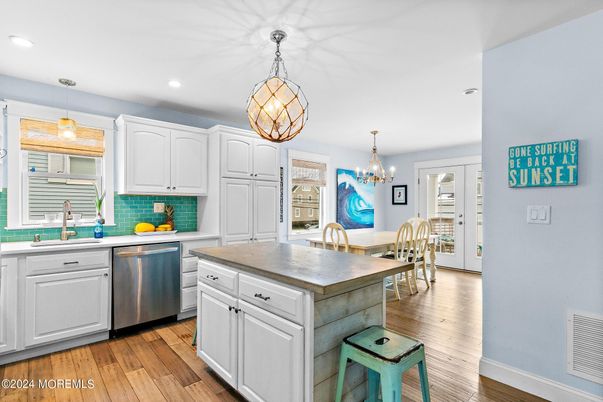 Chandelier, Dining room, Interior, Kitchen, Pendant Lights, Recessed Lighting, Stainless Steel Appliances, Wood Texture Flooring
