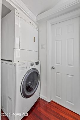 Interior, Washer, Wood Texture Flooring