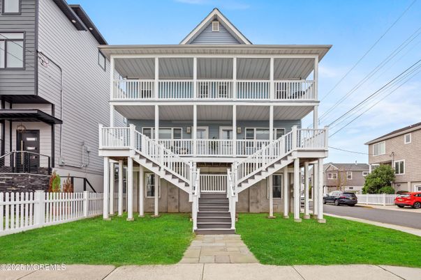 Exterior, Facade, Queen Anne Victorian