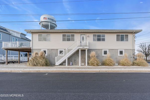 Exterior, Facade, Raised Ranch
