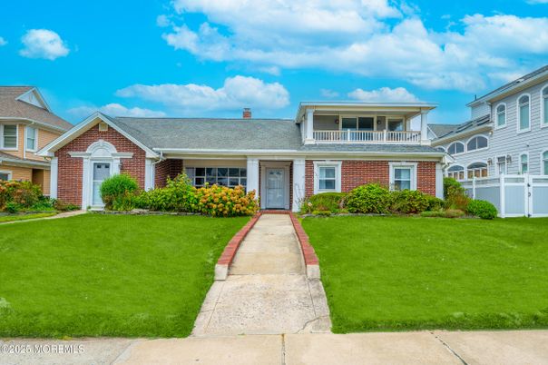 Exterior, Facade, Brick Facade, Split Level