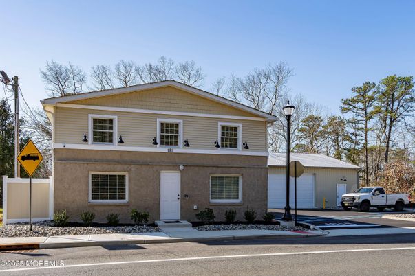 Attached, Exterior, Facade, Split Level