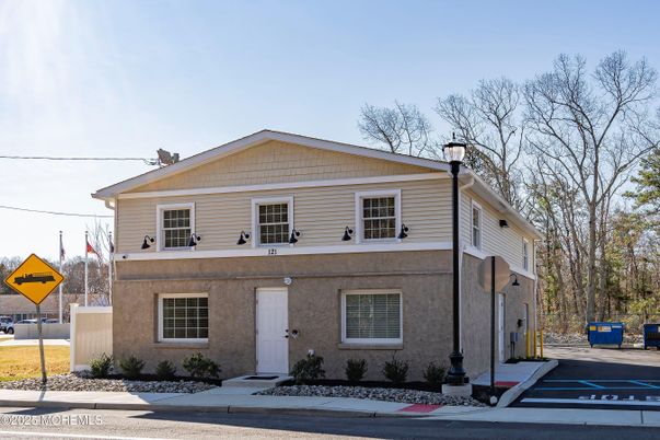 Exterior, Facade, Split Level