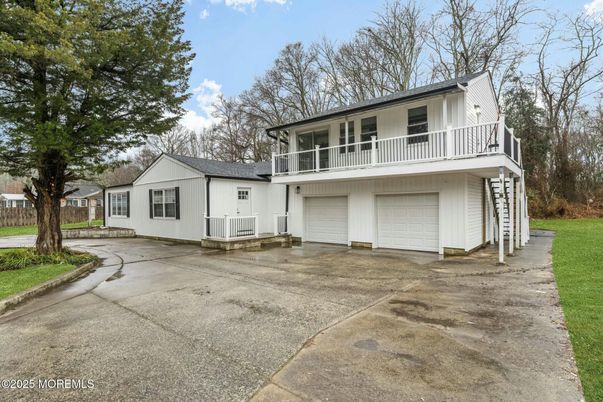 Attached, Exterior, Facade, Split Level