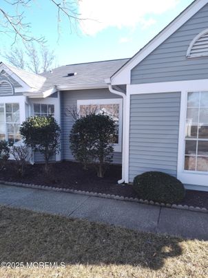 Attached, Exterior, Facade, Ranch