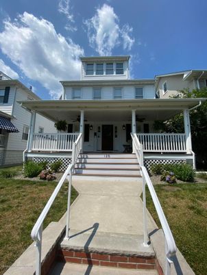 Exterior, Facade, American Foursquare
