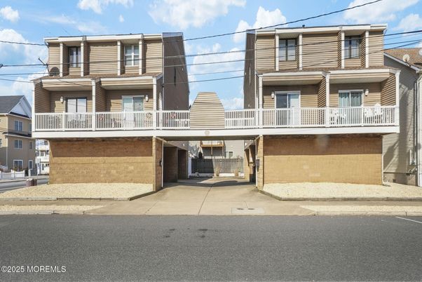 Exterior, Facade, Rowhouse
