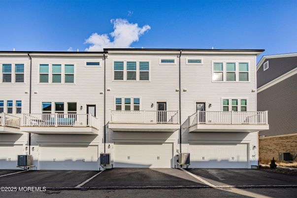 Attached, Exterior, Facade, Rowhouse
