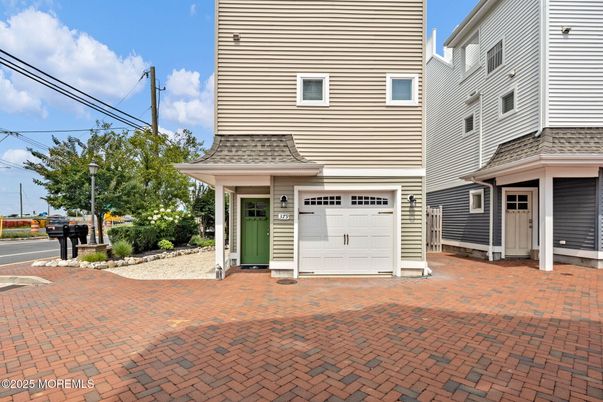 Attached, Exterior, Facade, Rowhouse