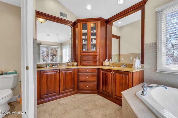 Bathroom, Dual Sink Vanities, Interior, Recessed Lighting