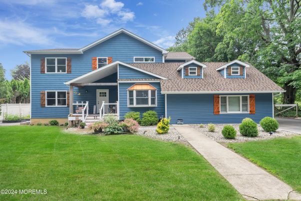 Attached, Exterior, Facade, American Craftsman