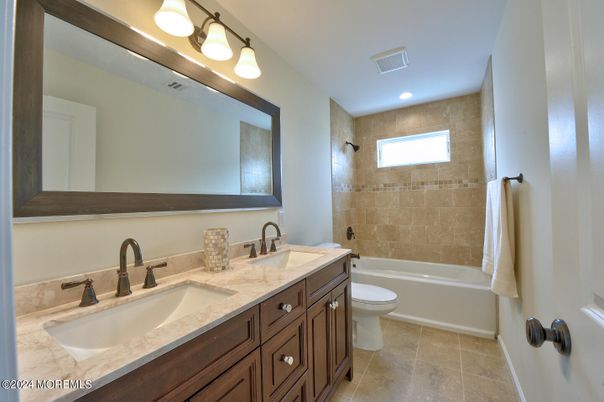 Bathroom, Dual Sink Vanities, Interior, Recessed Lighting