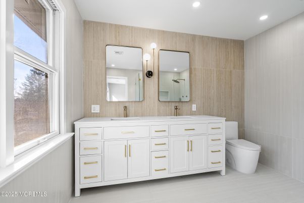 Bathroom, Dual Sink Vanities, Interior, Recessed Lighting